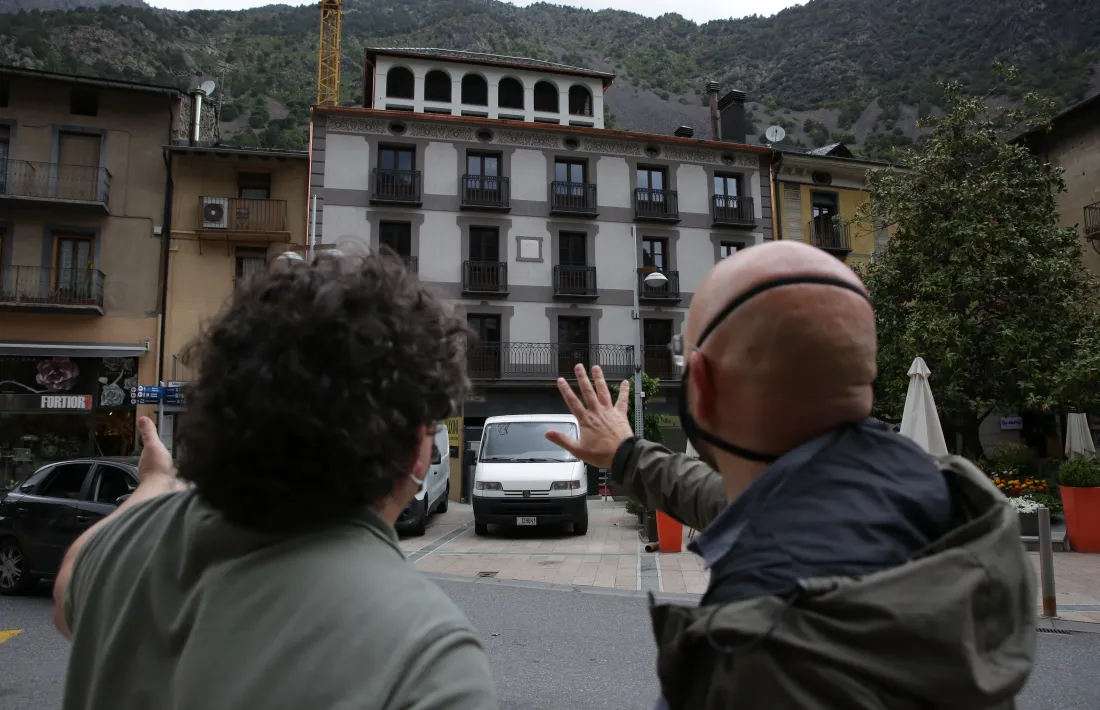 Orteu explica les particularitats de la façana, que ha afegit un tercer pis i un cinquè balcó.