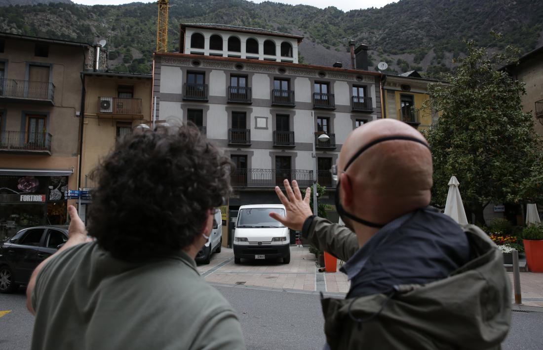 Orteu explica les particularitats de la façana, que ha afegit un tercer pis i un cinquè balcó.