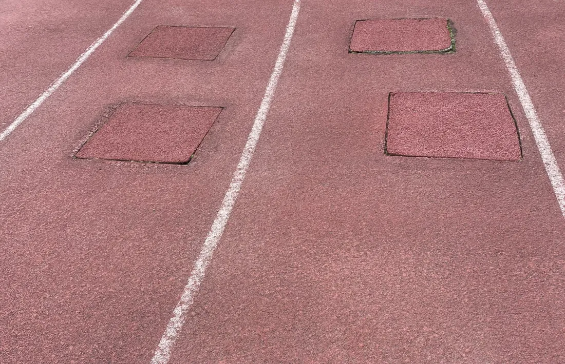 El tartan de l’Estadi Comunal Joan Samarra, des de fa anys no presenta la seva millor cara. Foto: Twitter FAA