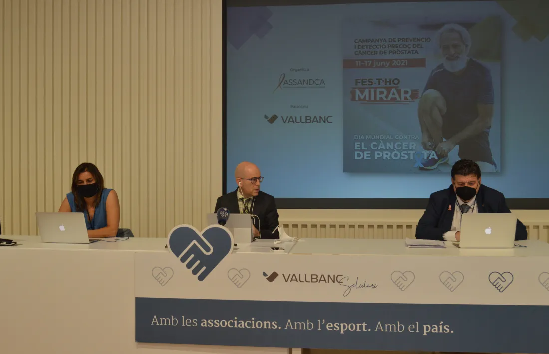 El director general de negoci de Vall Banc, Sergi Martín; el president d’Assandca, Josep Saravia, i la preparadora física Judith Arbós, durant la roda de premsa.