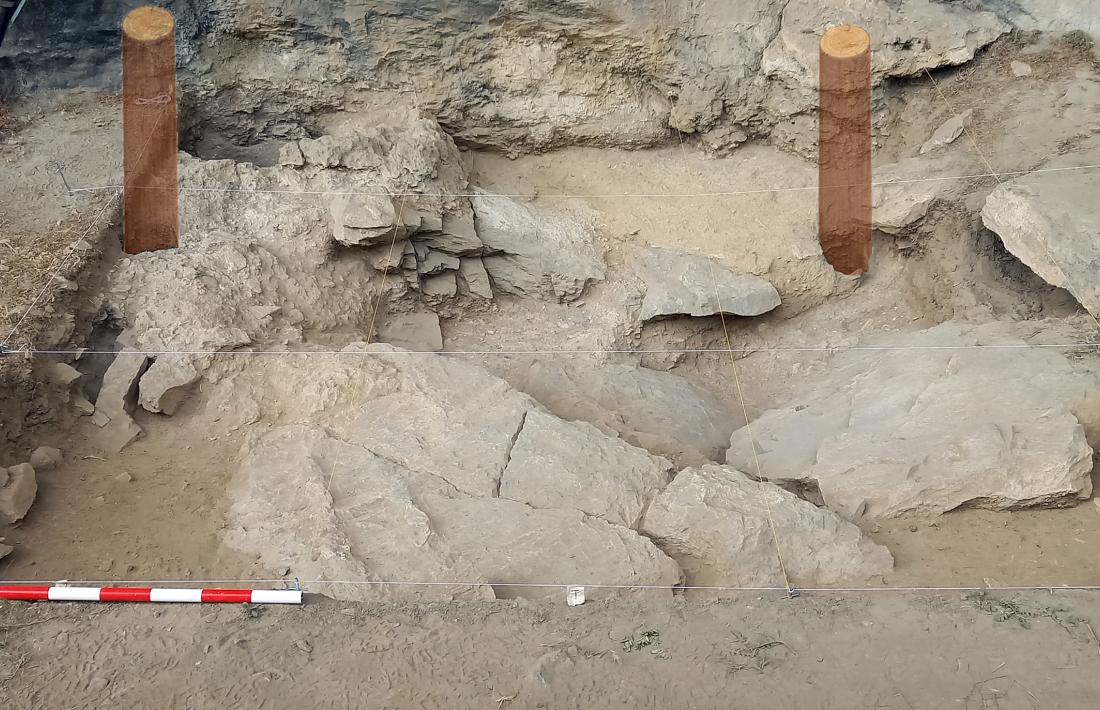 Les roques ocupen gran part de la superfície excavada. De moment s’ha aprofundit entre 0,50 centímetres i un metre, i els arqueòlegs posen les esperances en la part més pròxima a la paret, on creuen que no toparan amb pedres que els impedeixin arribar a estrats més antics.