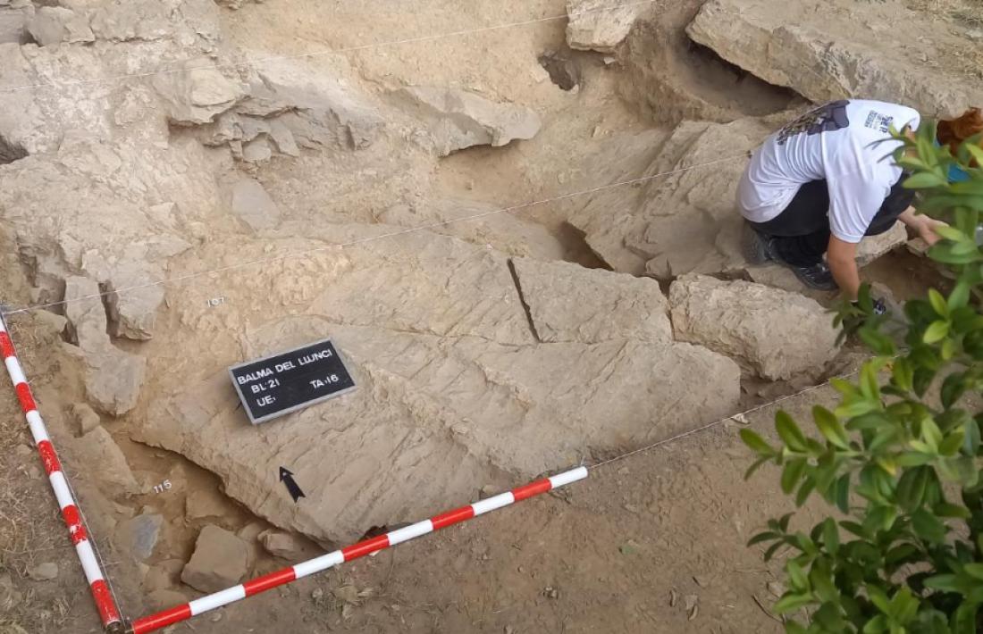 Les roques ocupen gran part de la superfície excavada. De moment s’ha aprofundit entre 0,50 centímetres i un metre, i els arqueòlegs posen les esperances en la part més pròxima a la paret, on creuen que no toparan amb pedres que els impedeixin arribar a estrats més antics.