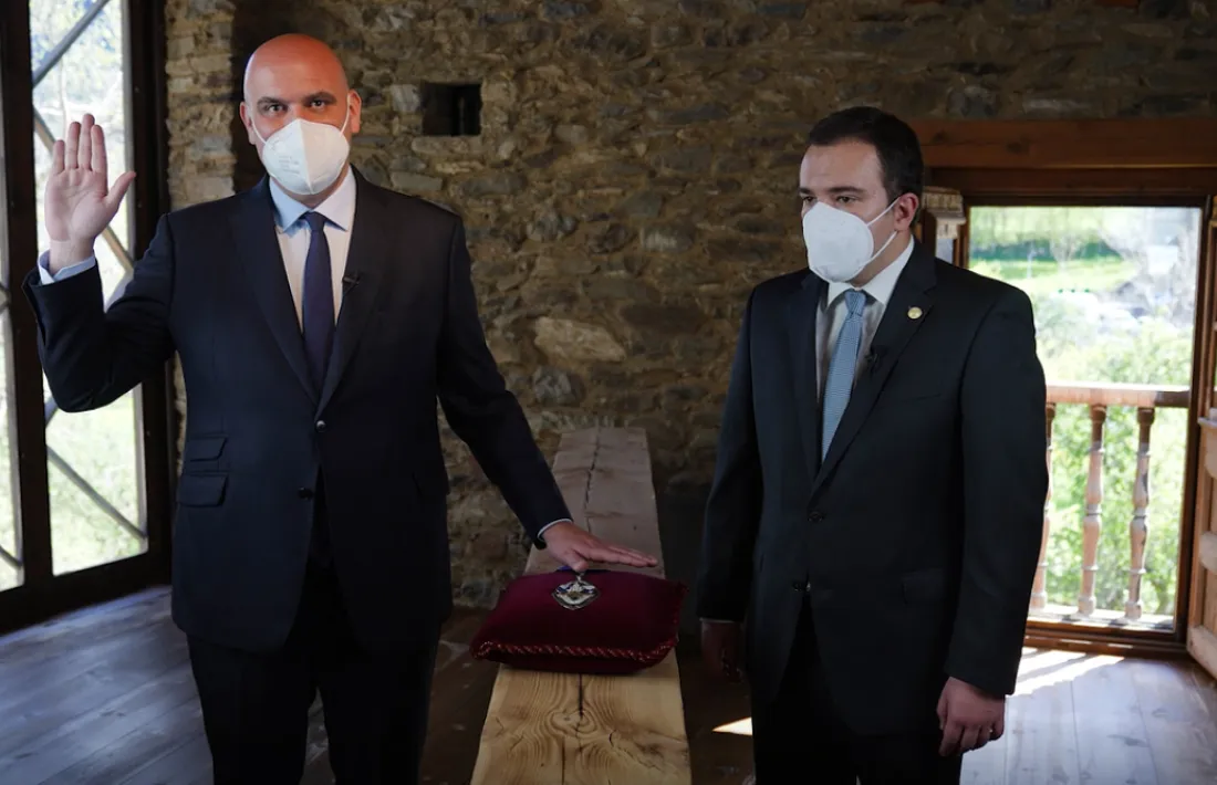 Jordi Ribó en el moment del jurament amb Jaume Bartumeu Garcia, president de Fiabci Andorra.