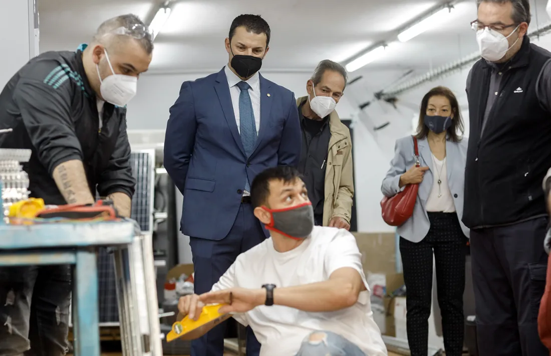 Jordi Gallardo durant la visita als participants del curs.