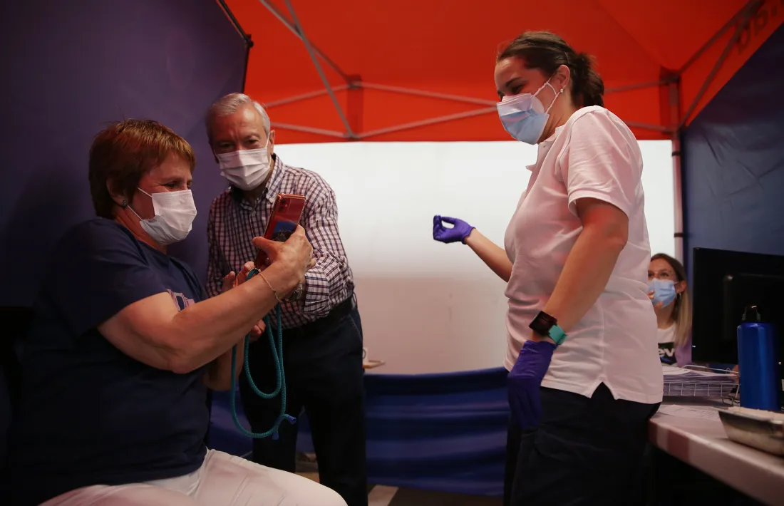 Avui s'han tornat a posar primeres dosis de la vacuna gràcies als vaccins d'AstraZeneca enviats per França.