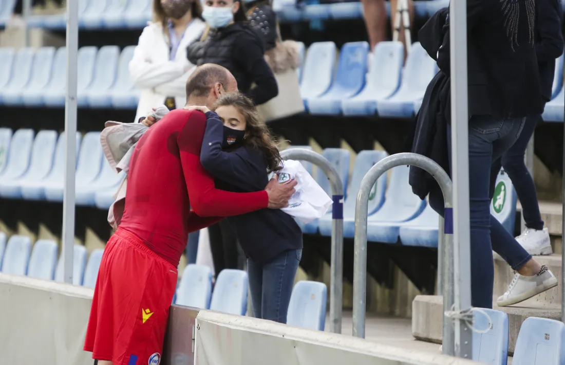 Ilde Lima, que va tornar a jugar ahir amb la selecció, abraçant la seva filla gran, Carme. Foto: Facundo Santana