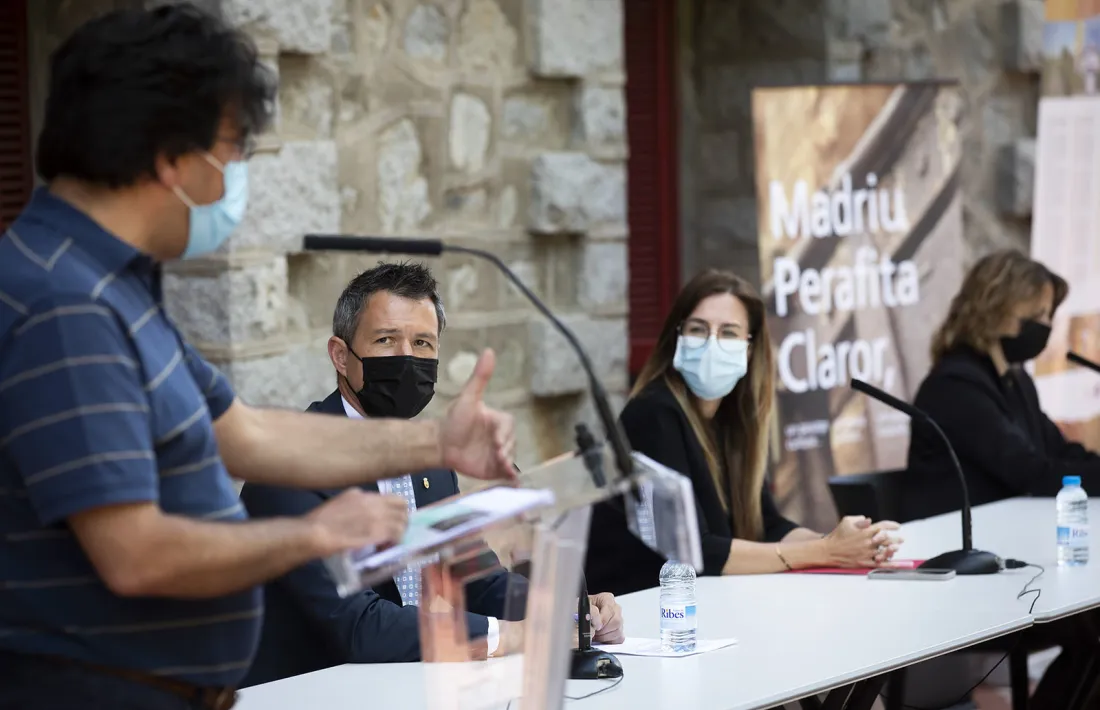 Olivier Codina explica el projecte en prèsència de David Astrié, Sílvia Riva i Rosa Gili, avui al Rosaleda.