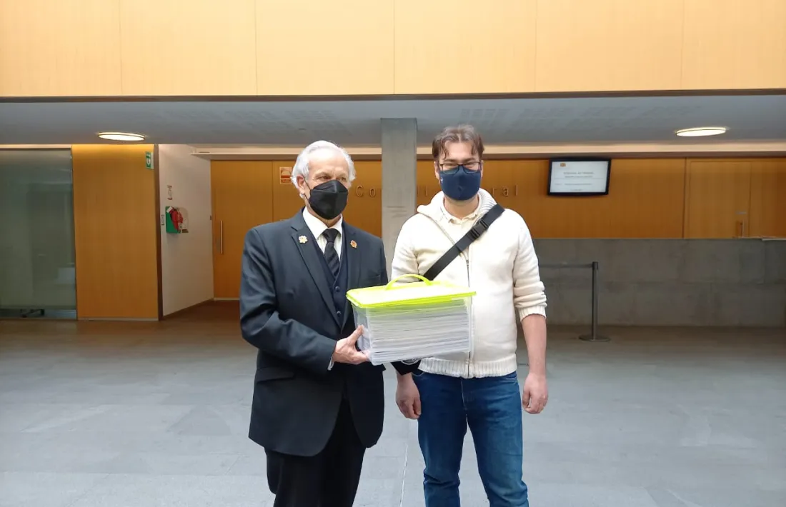 El president de l'ACU, Lluís Ferreira, en el moment de lliurar les firmes al Consell General.