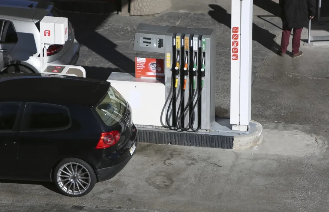 Un vehicle en una estació de servei.