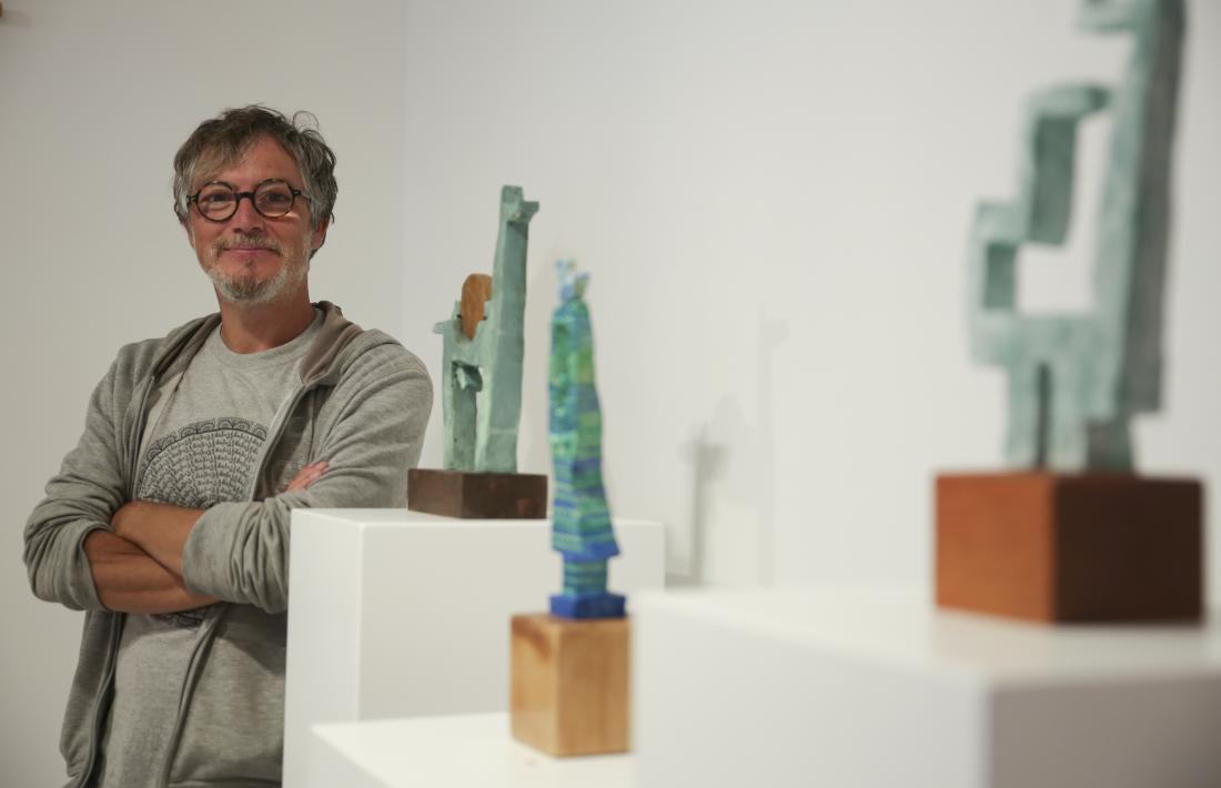 Jordi Casamajor, amb tres de les peces de ceràmica policromada que exposa a Taranmana: ‘Cérvol solar’, ‘Deessa amb ocell’ i ‘Dona’. Feia sis anys que no exposava, des del 2015 al Kunstank de Sant Martí de la Cortinada.