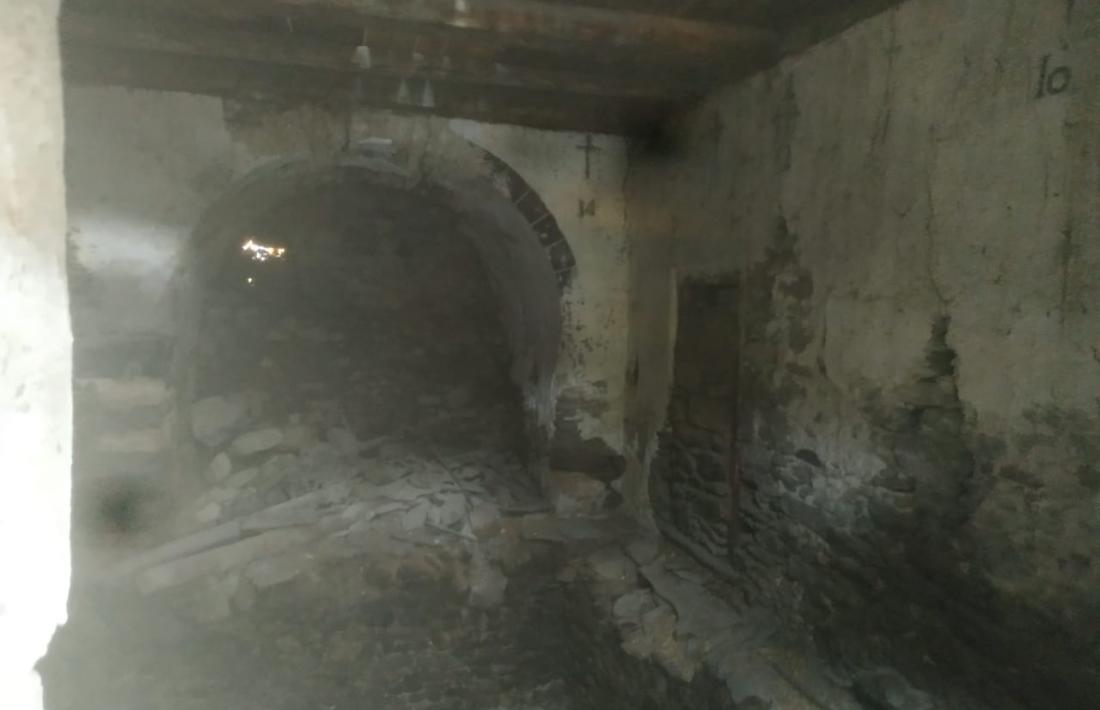 Inquietant estat de l’interior de la capella, amb el terra enfonsat i un forat al mur de l’absis.
