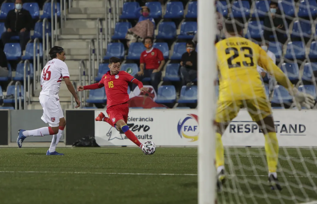 Álex Martínez, que va estavellar una pilota al travesser al primer temps, defensat per Mouelhi, central de Gibraltar.Foto: Facundo Santana