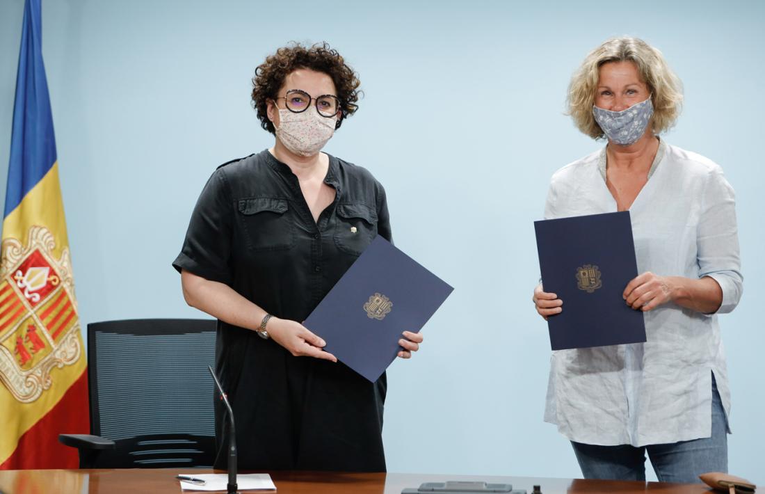 La ministra d'Afers Socials, Joventut i Igualtat, Judith Pallarés, i la presidenta de la Fundació Anna Didi, Anna Babot, després de la signatura del conveni.