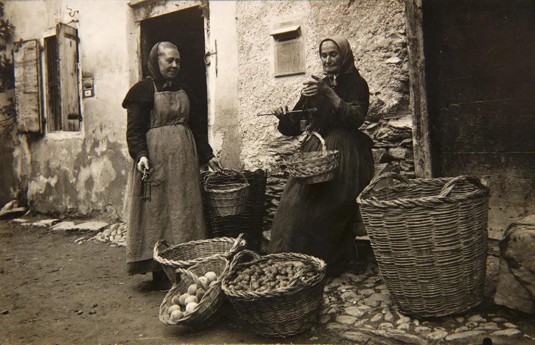 Venedora de verdura a la plaça d’Ordino, cap als anys 10 del segle XX: atenció a la romana.