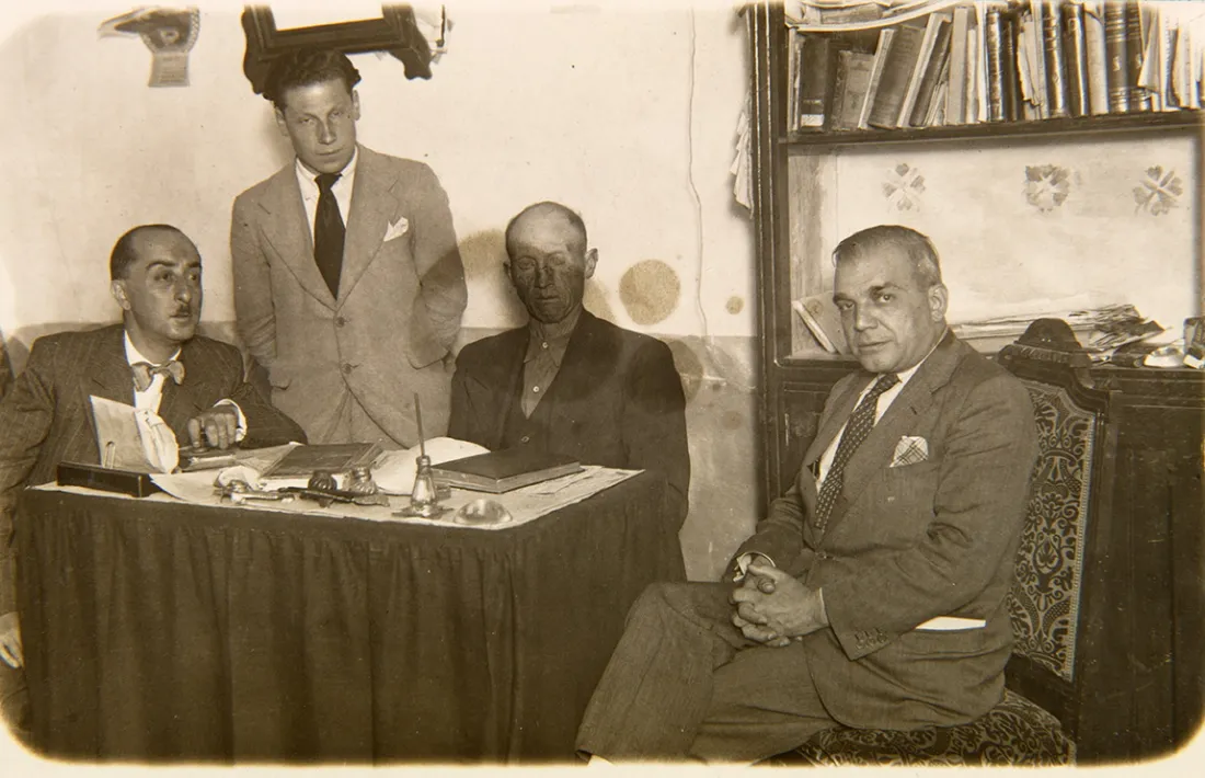 El síndc Roc Pallerés, assegut al centre de la imatge: era el 1930.