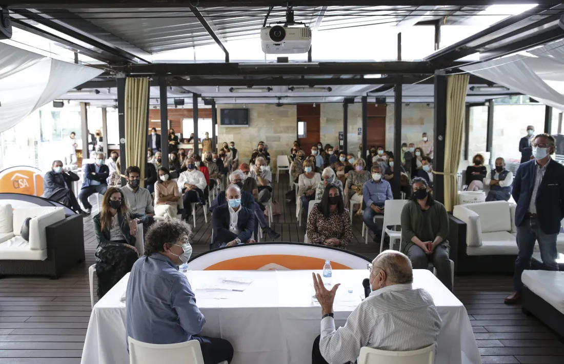 L’AquaLounge d’AnyósPark es va omplir per la presentació de ‘De Humana Stultitia’.