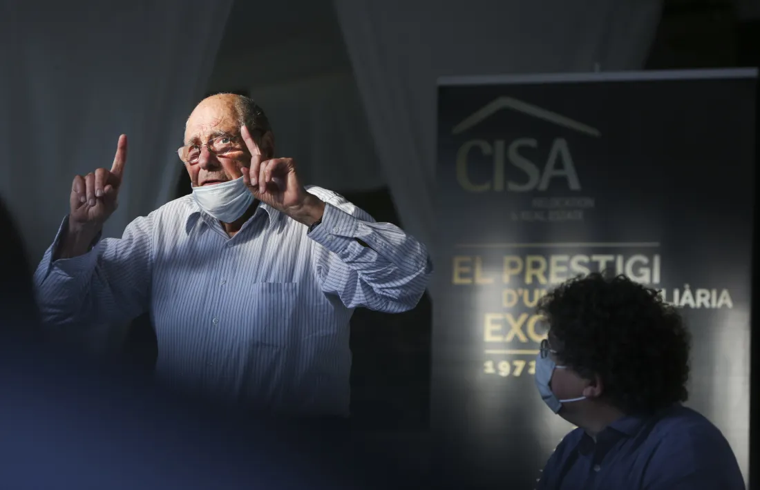 Salvador es dirigeix al públic que va assistir ahir a la presentació de 'De Humana Stultitia'.