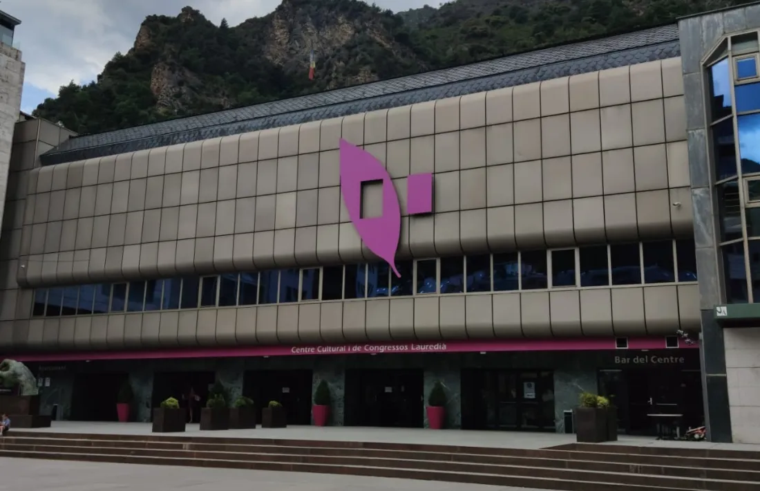 La teulada del Centre cultural i de congressos acollirà uan instal·lació de plaques solars.