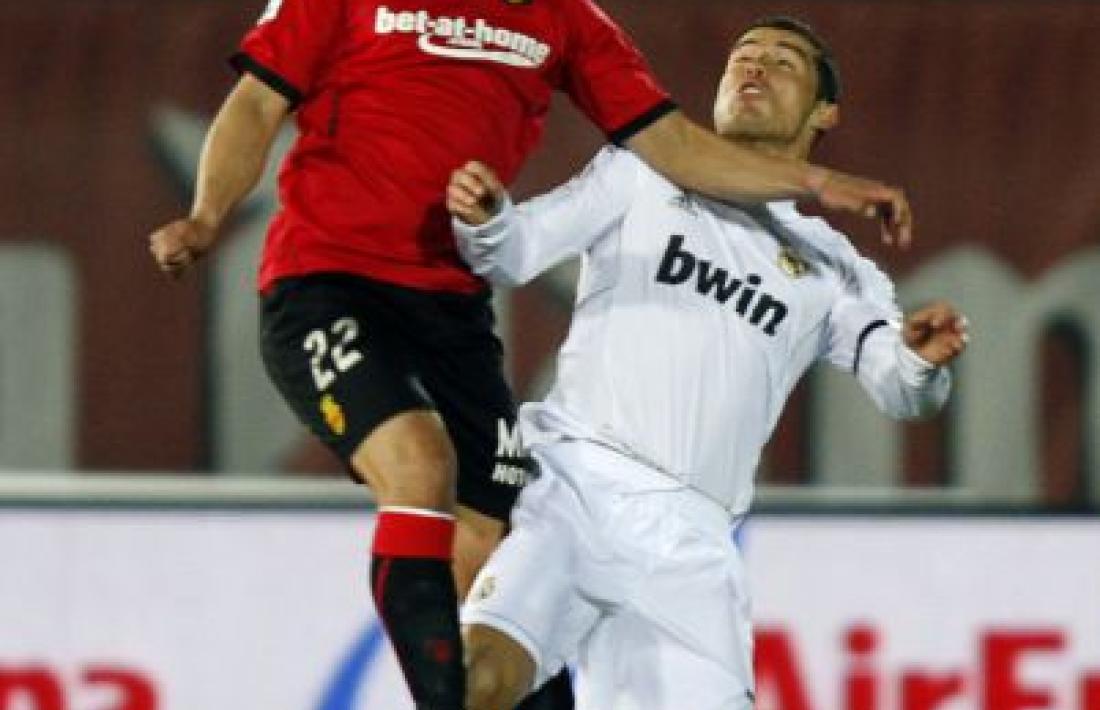 Pau Cendrós, amb el Mallorca, defensant Cristiano. Foto: LFP