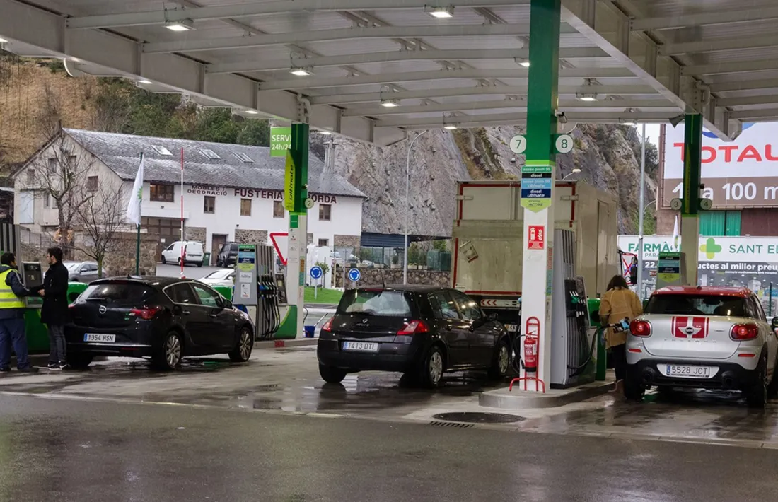 Vehicles en una benzinera de Sant Julià de Lòria.