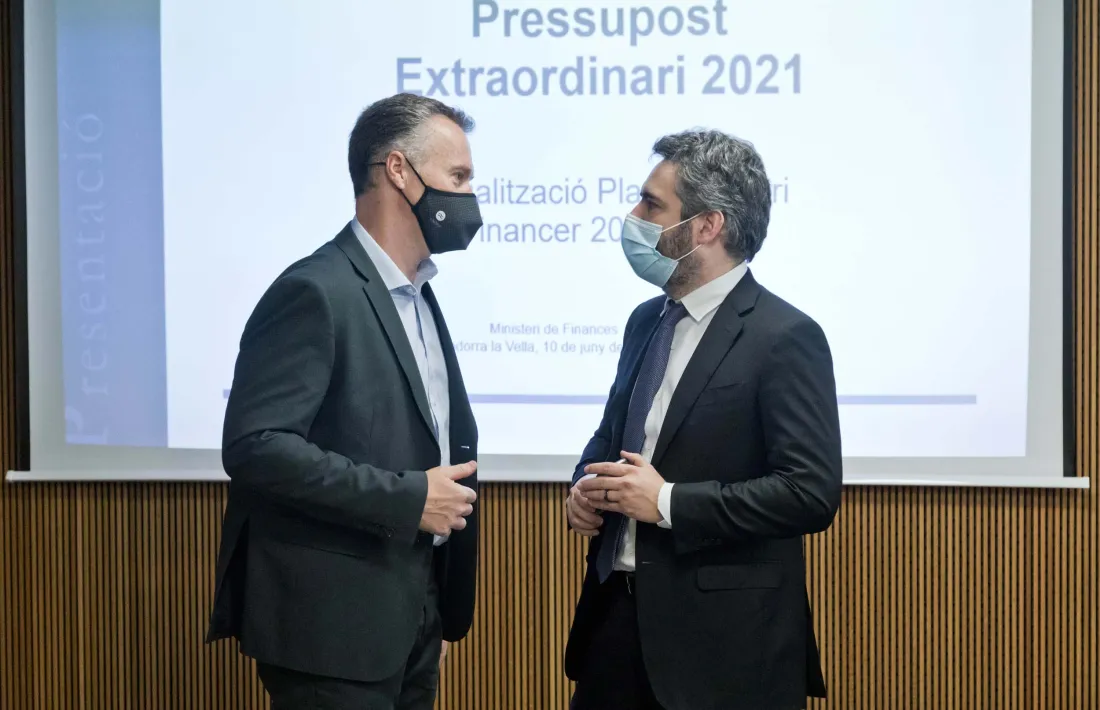 El ministre de Finances, Eric Jover, amb el conseller general liberal Ferran Costa abans de l’inici de la compareixença.