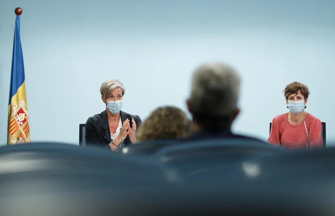 Cristina Vilanova del ministeri de Salut, i Cristina Pérez, coordinadora del punt d'atenció al donant, durant la roda de premsa.
