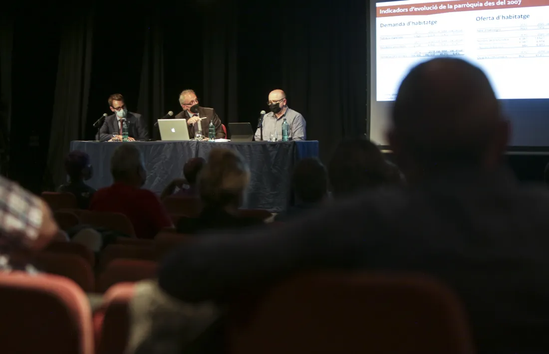 Camp amb el conseller Cerni Pol i el tècnic Jordi Solé en la reunió per presentar la revisió del pla d’urbanisme, ahir.