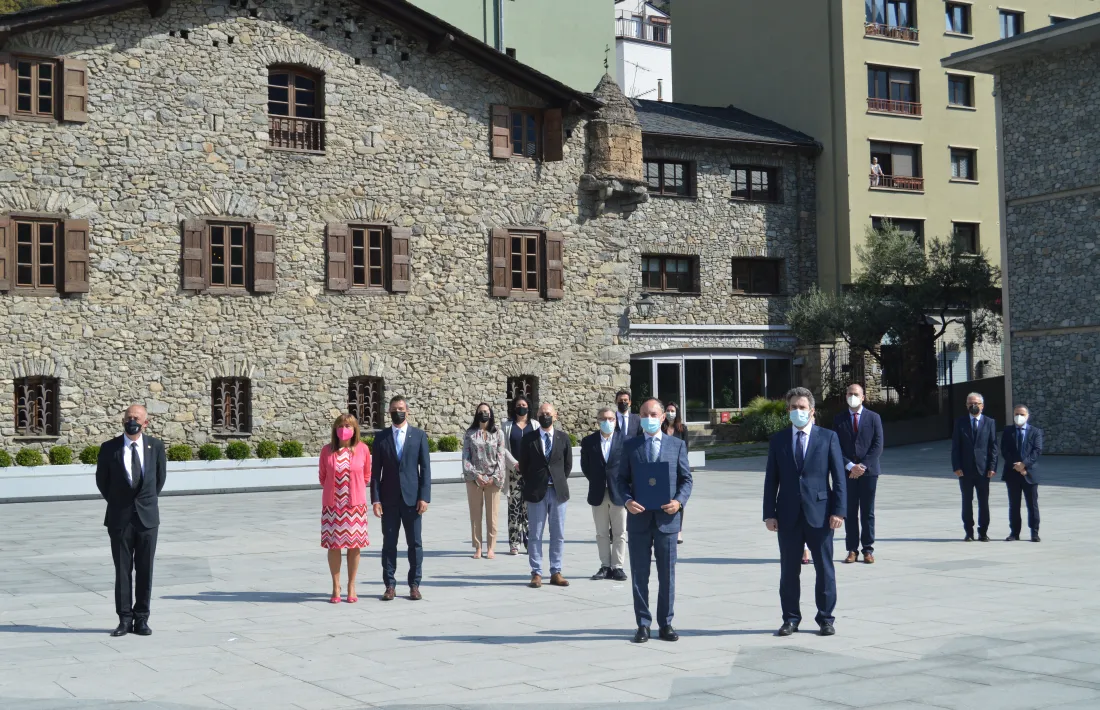 Les autoritats després de la signatura de l'acord.