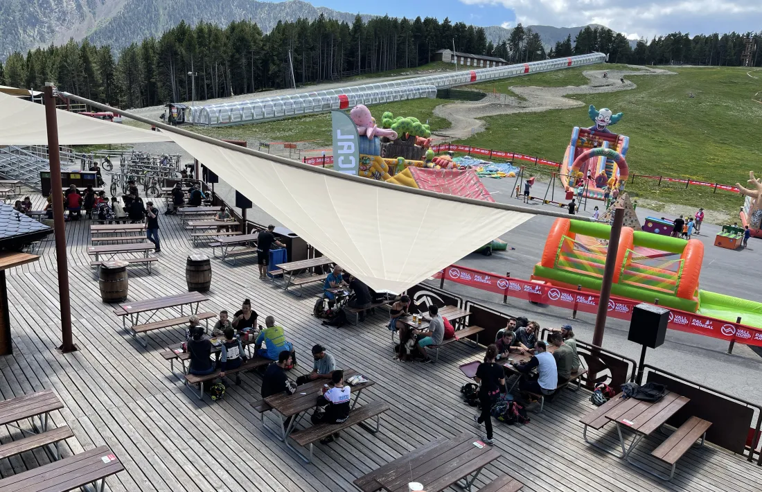 Clients a la zona de la Caubella de Vallnord-Pal Arinsal en el primer cap de setmana d’obertura de l’estació.