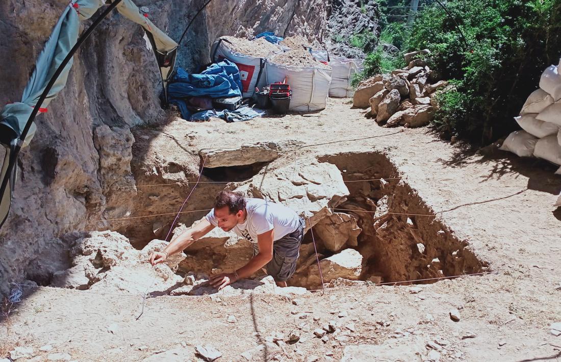 Ahir va ser l’últim dia d’excavació a la balma. El forat fa 3 per 3 metres i es cobrirà amb les nou tones de terra i roc –observin les tasques del fons– que se n’han extret en els 20 dies que ha durat la campanya.