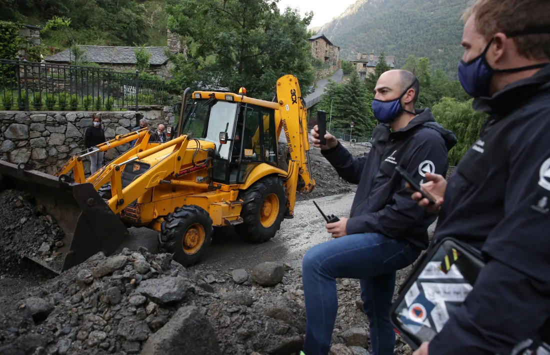 La intensa pluja ha provocat dues esllavissades a la CG-6, al mateix nucli de Bixessarri i a la zona de la Borda de l’Arena.