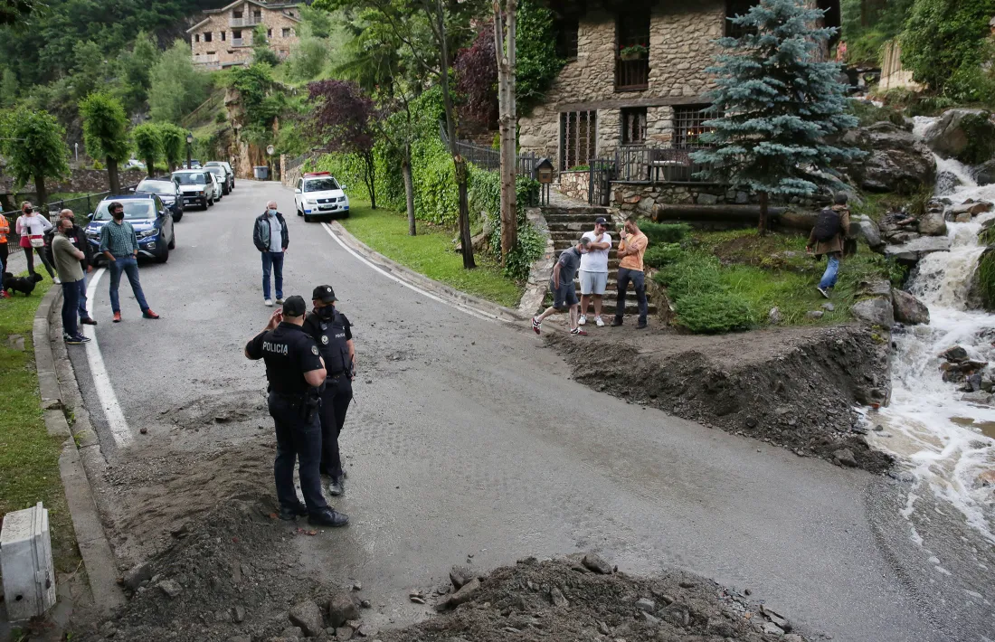 La intensa pluja ha provocat dues esllavissades a la CG-6, al mateix nucli de Bixessarri i a la zona de la Borda de l’Arena.