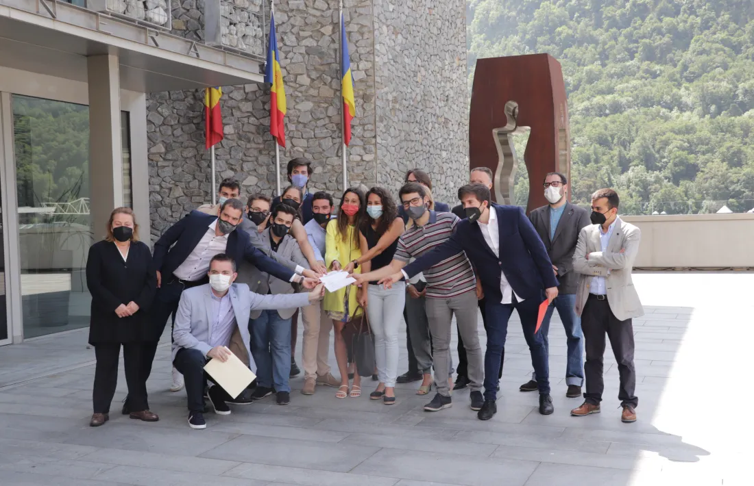 Els representants de les seccions joves de les diferents formacions celebren l’acord.