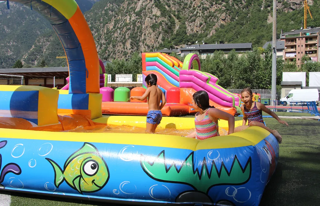 Tres infants a l'aquaparc de l'Estadi Comunal Joan Samarra Vila.