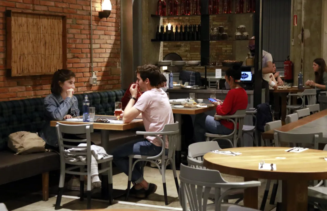 El nombre màxim de comensals per taula serà de 6 persones a l'interior i 10 en terrasses.