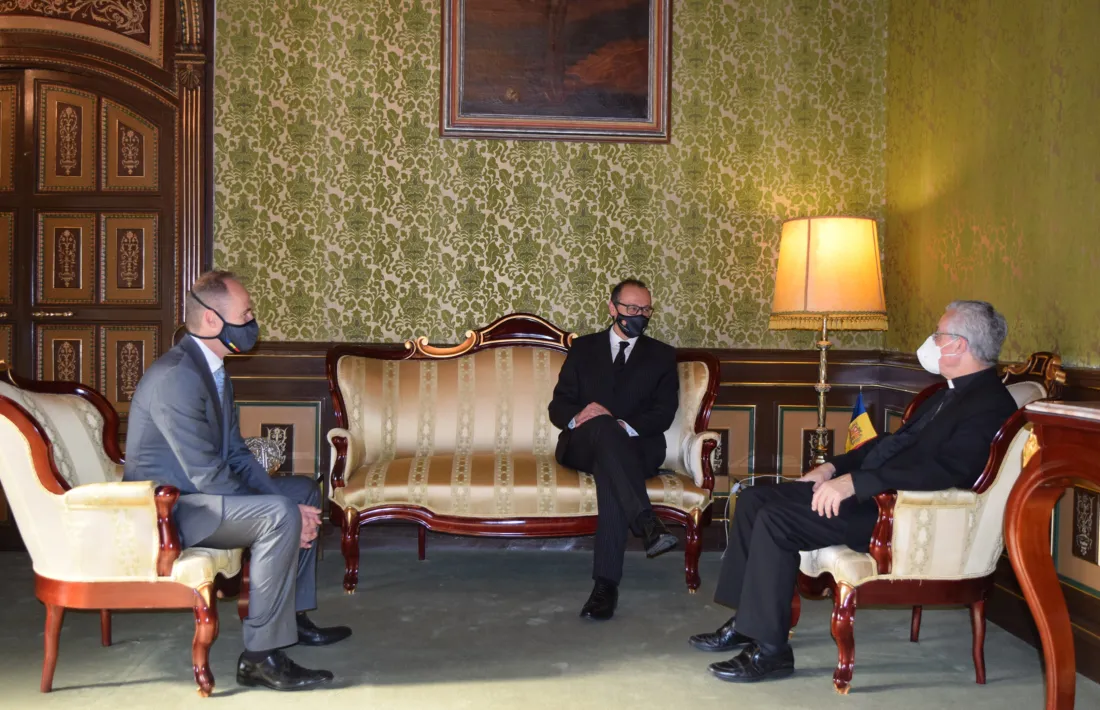 Un instant de la trobada entre el copríncep episcopal i el president i el vicepresident de la Creu Roja Andorrana.