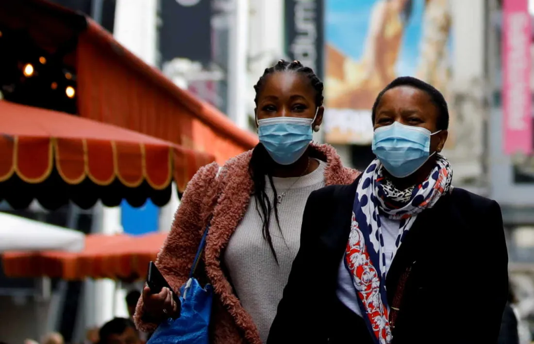 Als espais tancats de moment s'ha de continuar portant la mascareta.