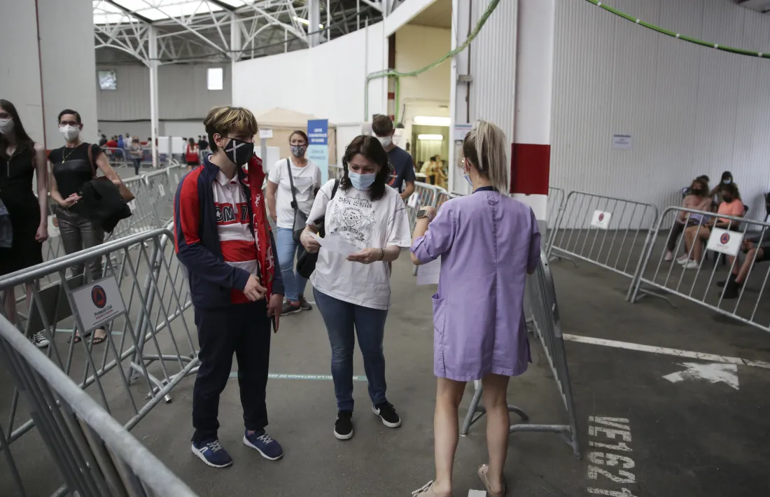 Joves fent cua per rebre la vacuna.