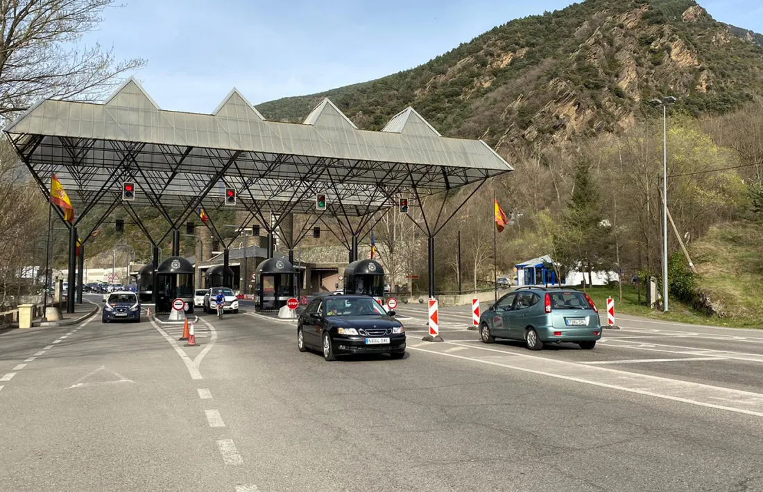 Vehicles creuant la frontera hispanoandorrana.