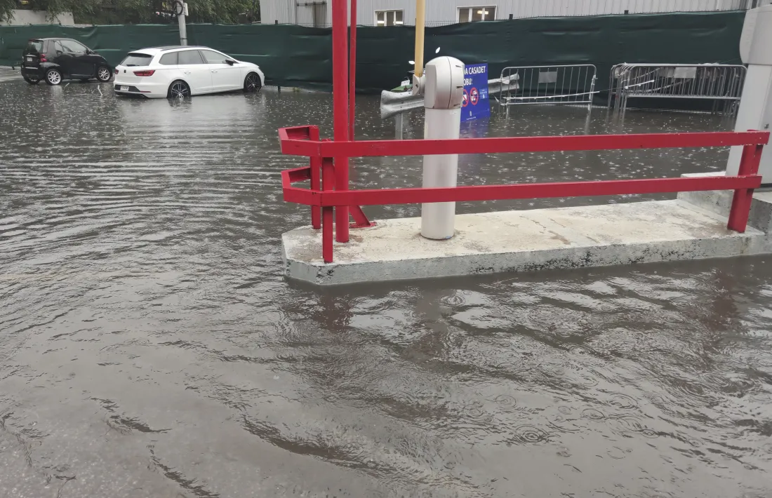 La tromba d’aigua ha inundat una mica l’aparcament del centre de vacunació.