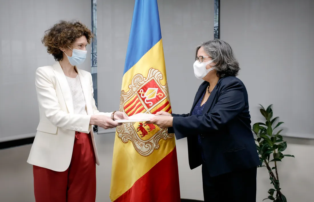 La ministra Ubach i l'ambaixadora del Canadà, Wendy Drukier.