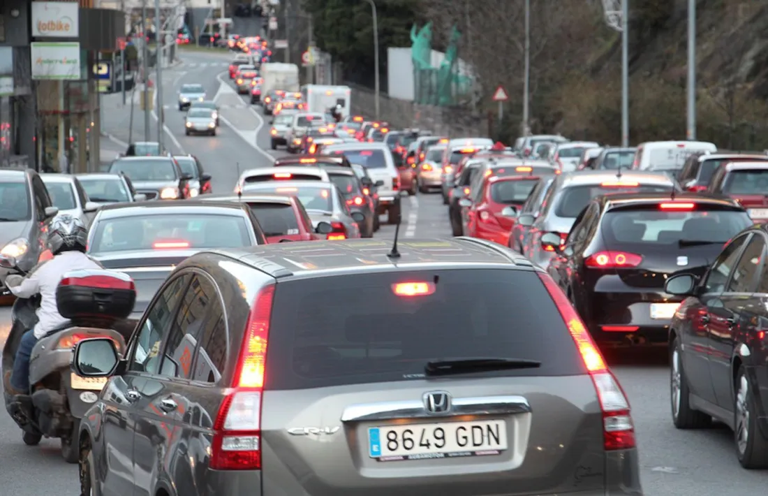 Cues des vehicles a la carretera.