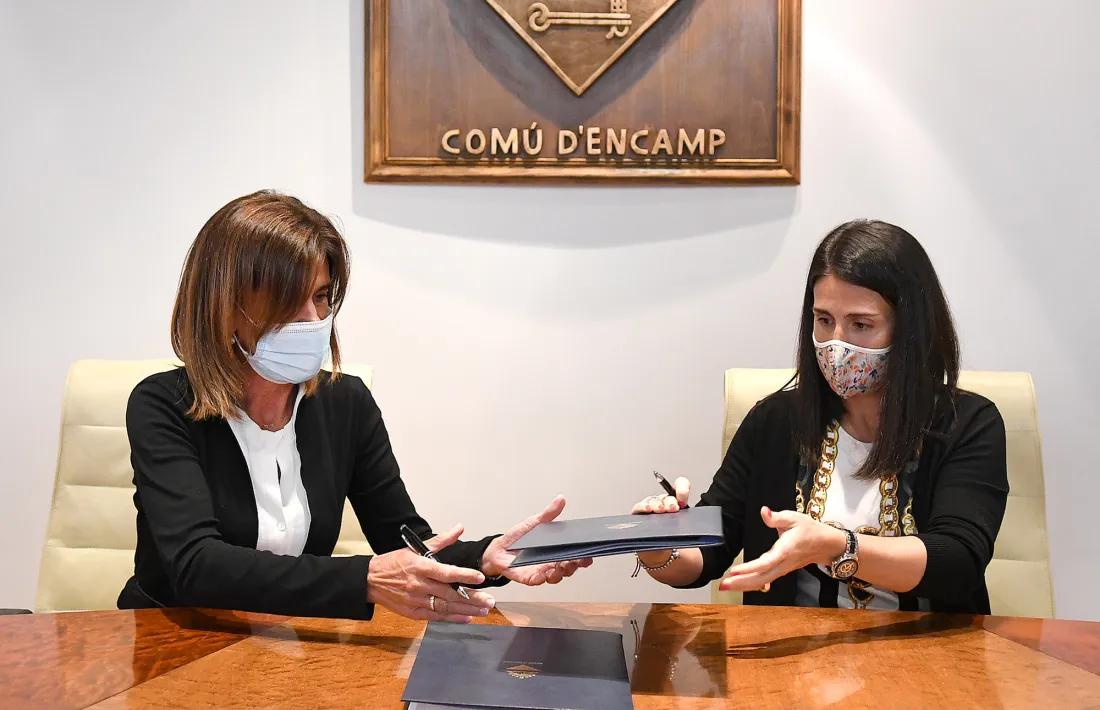 Vilarrubla i Mas en el moment de signar l'acord de cessió de l'espai.