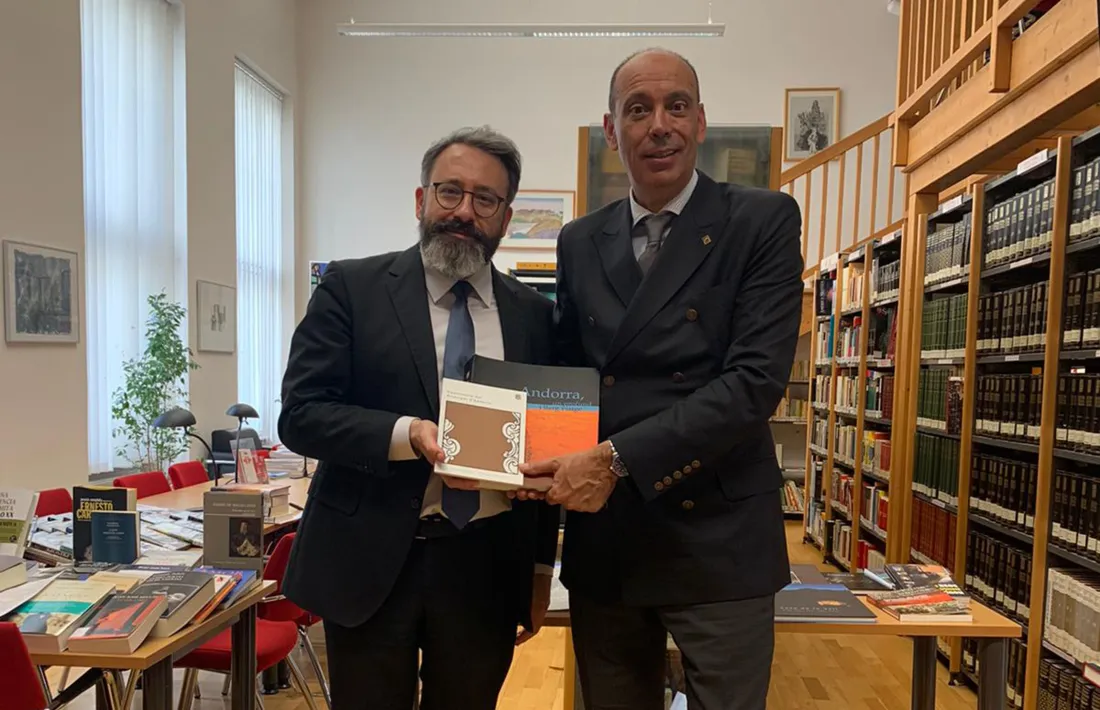 L'ambaixador d'Andorra a Àustria, Jaume Serra, dona llibres a la biblioteca Juan Gelmán de l'Instituto Cervantes de Viena.