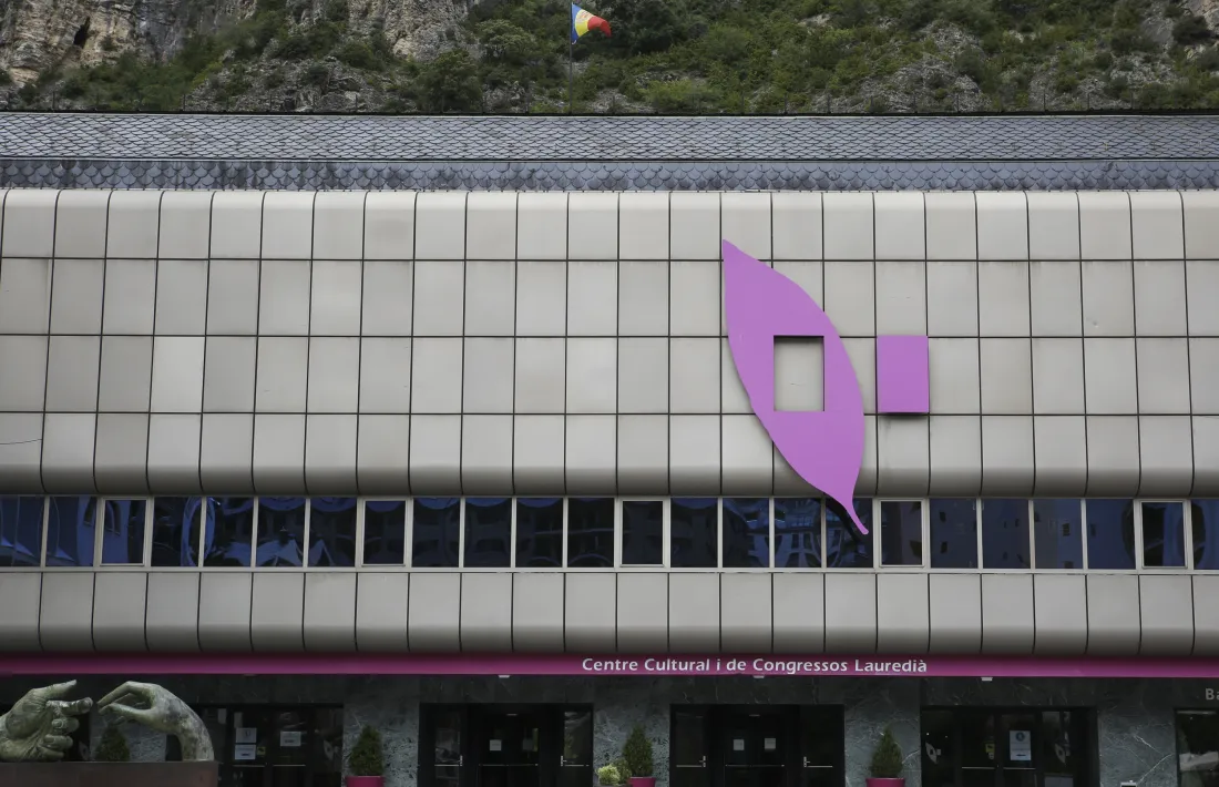 La façana del centre cultural, avui: el logotip és probablement el que ha resistit millor el pas del temps.