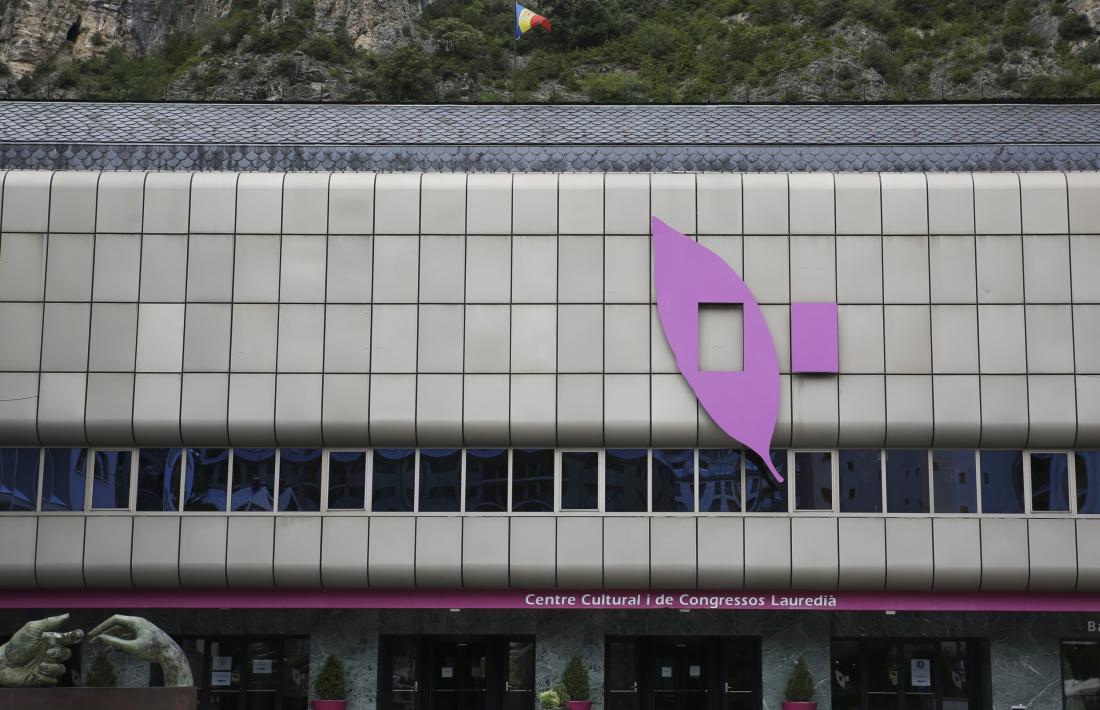 La façana del centre cultural, avui: el logotip és probablement el que ha resistit millor el pas del temps.