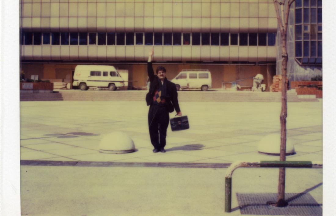 Amèrica Sánchez, el juny del 1992 a la plaça de la Germandat, assenyala la ubicació exacta del logotip, a la façana d'un Centre Cultural encara per acabar. Es va inaugurar al setembre d'aquell any.