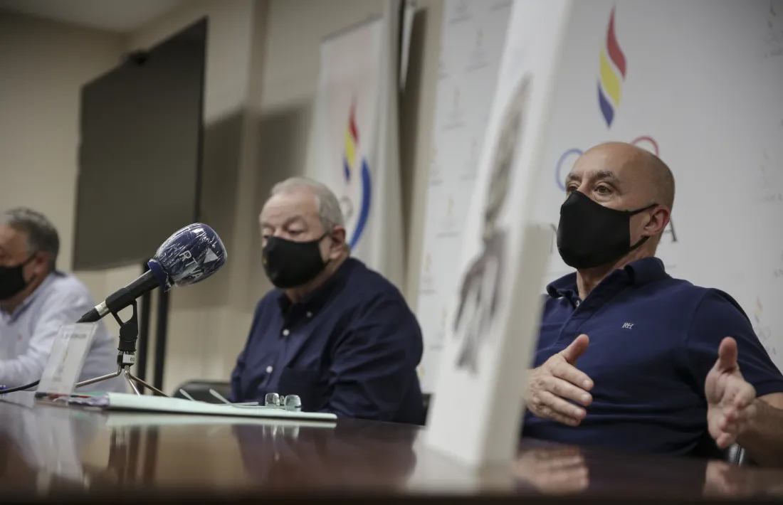 Jaume Martí, president del COA, acompanyat ahir per Jordi Cerqueda i Toni Guerra, en l’anunci dirigit als nedadors de la FAN. Foto: Facundo Santana