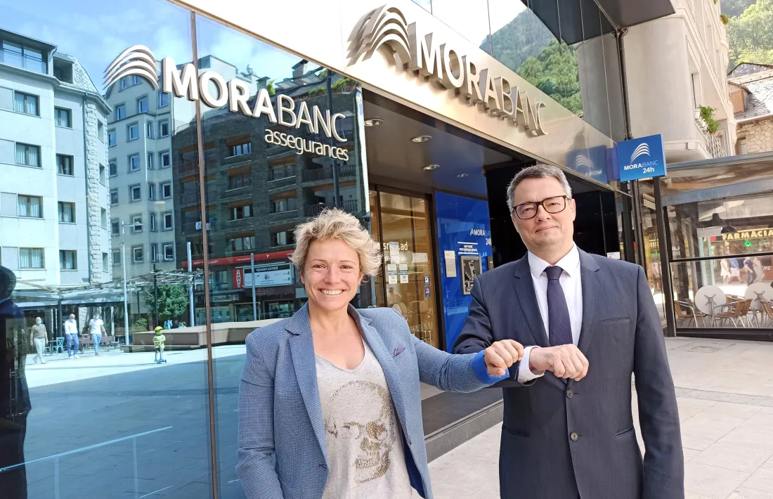 Gemma Riu i Alfred Mer després de la signatura del conveni.