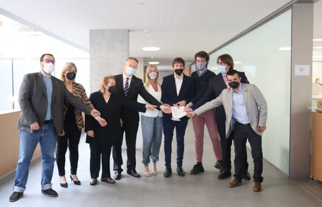 Representants de totes les formacions polítiques presents al Consell General entrant a tràmit la proposta d’acord de Joventut.